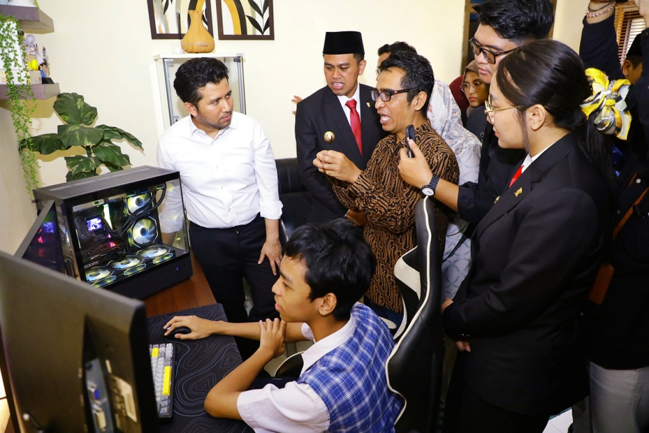 Dari Blitar untuk Dunia: Remaja Ini Direkrut Developer Internasional, Emil Dardak Hadir Beri Apresiasi