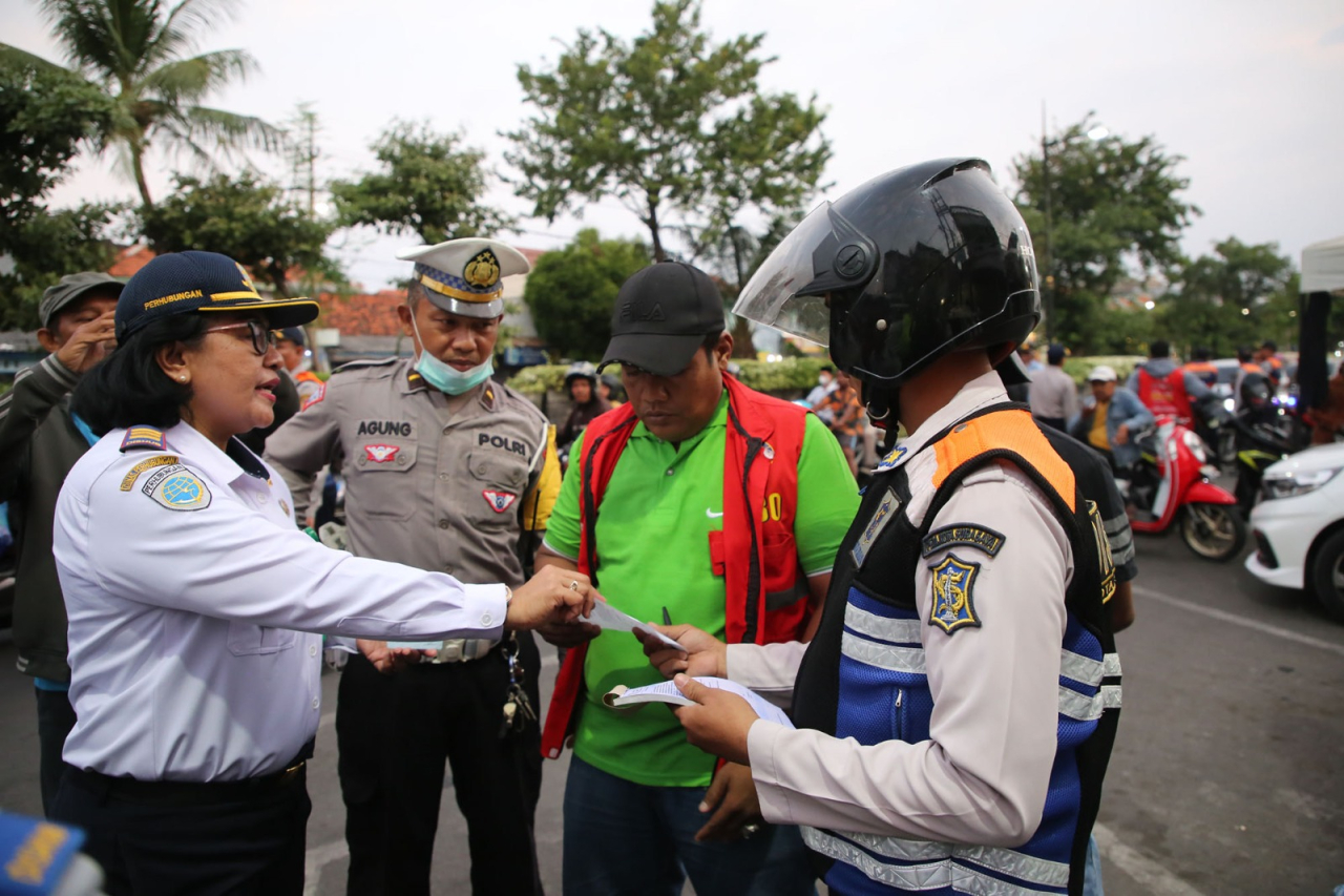 Pemkot Surabaya akan menindak tegas juru parkir (jukir) liar dan aksi premanisme yang meresahkan warga