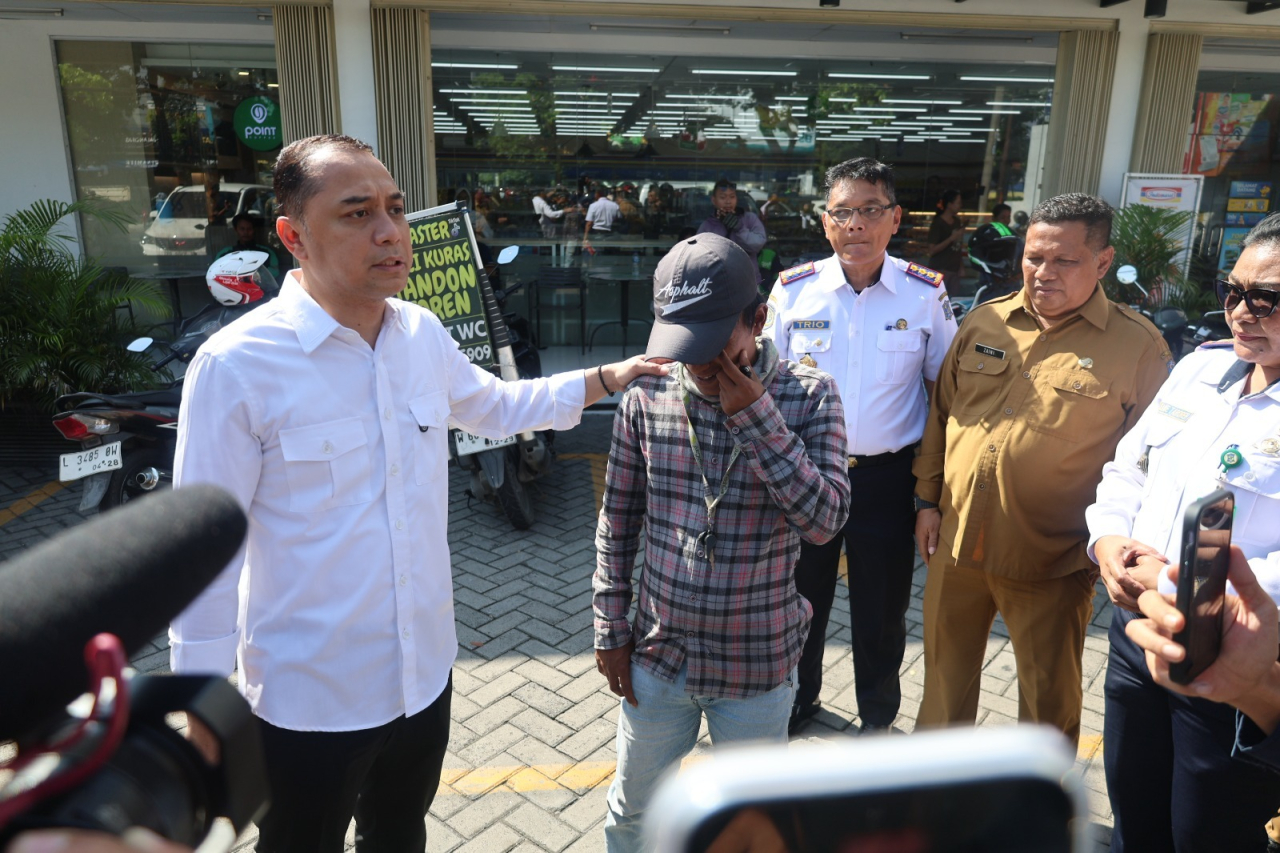 Wali Kota Surabaya Eri Cahyadi saat memimpin operasi penertiban juru parkir (jukir) liar di kawasan MERR, Jalan Dr. Ir. H. Soekarno, Selasa (3/6/2025)