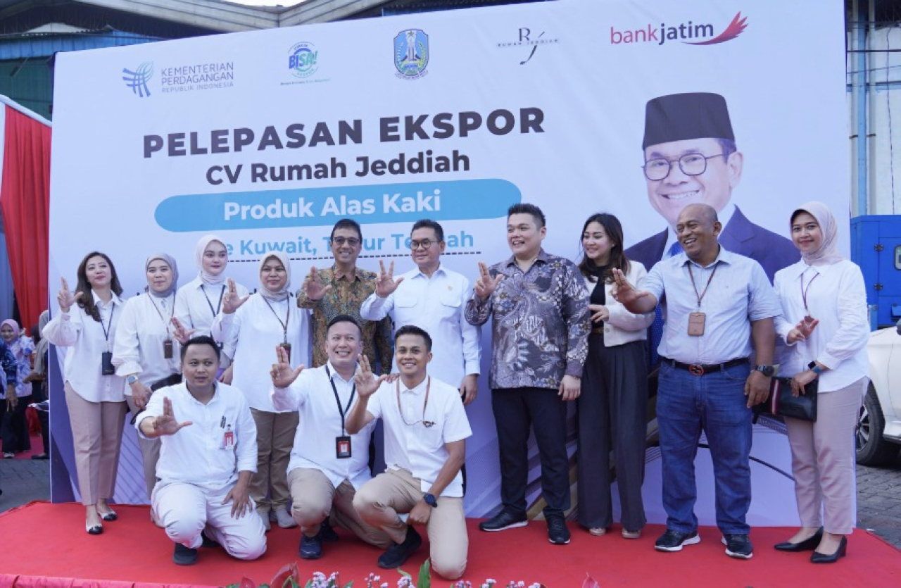 Nasabah binaan PT Bank Pembangunan Daerah Jawa Timur Tbk (Bank Jatim), CV Rumah Jeddiah, sukses melepaskan ekspor perdananya ke Kuwait berupa 8.872 pasang produk alas kaki.