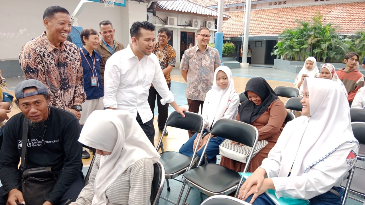 Pelaksana Tugas (Plt) Gubernur Jawa Timur Emil Elestianto Dardak turun langsung ke lapangan untuk meninjau proses pengambilan PIN di SMAN % Surabaya, Senin (9/6/2025)