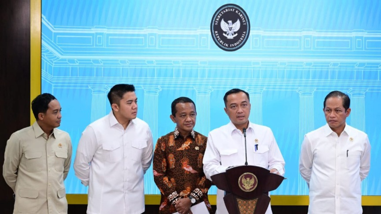 Keterangan Pers oleh Menteri Sekretaris Negara Prasetyo Hadi, Menteri Energi dan Sumber Daya Mineral Bahlil Lahadalia, Menteri Kehutanan Raja Juli Antoni, Menteri Lingkungan Hidup Hanif Faisol Nurofiq, dan Sekretaris Kabinet Teddy Indra Wijaya di Kompleks