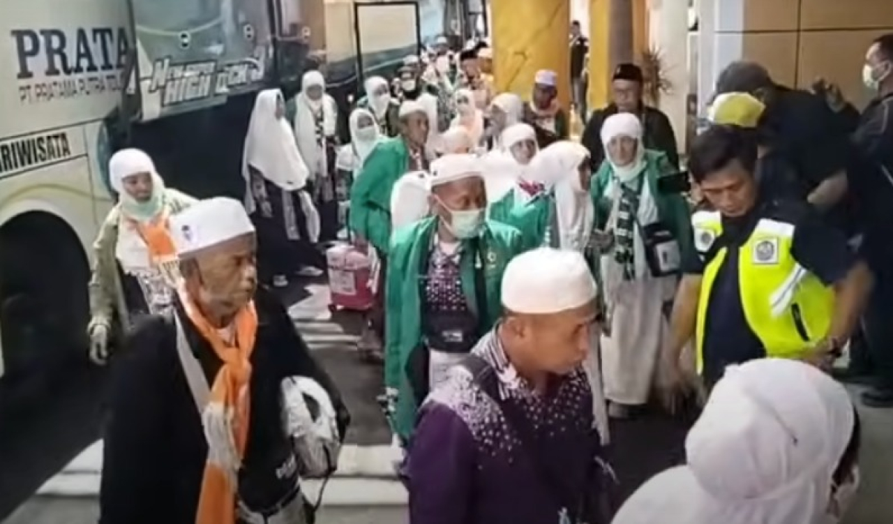 376 jemaah haji kelompok terbang (kloter) pertama Asrama Haji Debarkasi Surabaya, Kamis (12/6/2025)