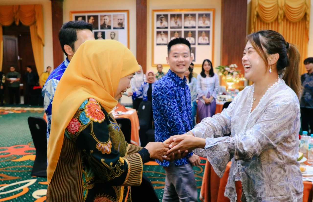Gubernur Jawa Timur Khofifah Indar Parawansa menerima kunjungan 12 mahasiswa dari Peking University di Gedung Negara Grahadi, Surabaya, Sabtu (14/6/2025)