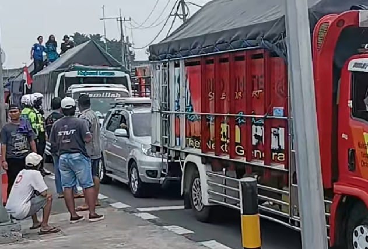 Ratusan sopir truk dan pikap di Jawa Timur yang tergabung dalam Gerakan Sopir Jawa Timur (GSJT) menggelar aksi mogok kerja dan konvoi panjang dari Sidoarjo menuju Surabaya, Kamis (19/6)