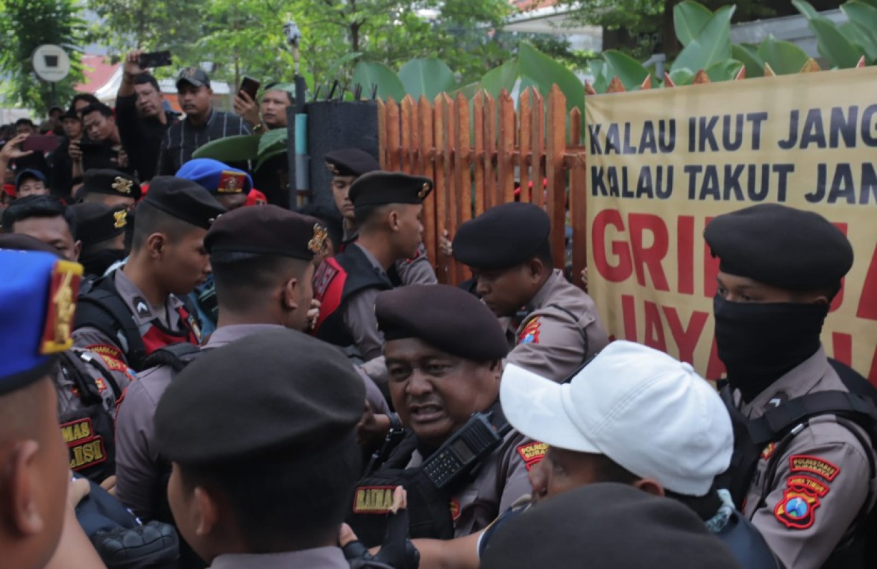 Suasana eksekusi paksa rumah di Jalan Dr Soetomo No. 55, Surabaya oleh Pengadilan Negeri Surabaya berjalan mulus meski tetap diiringi riak-riak perlawanan, Kamis, 19 Juni  2025