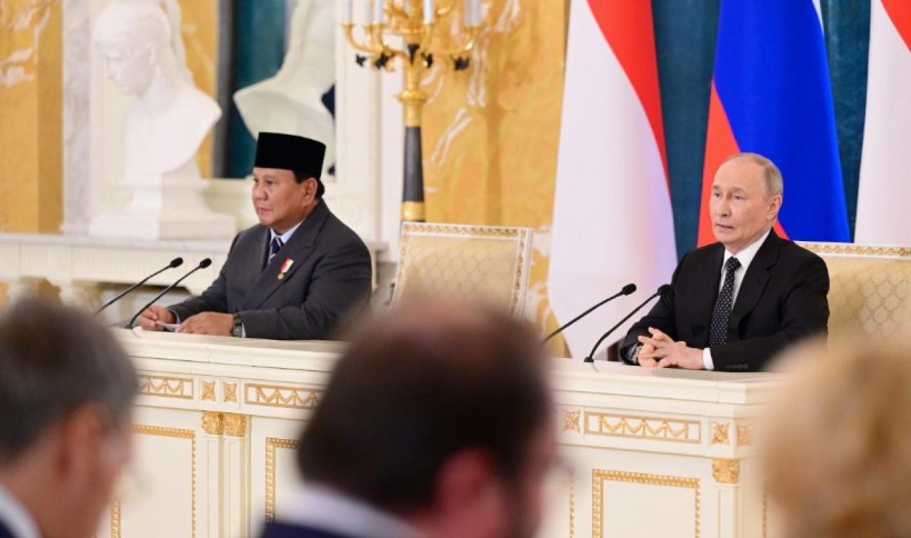 Presiden Federasi Rusia, Vladimir Putin menyampaikan keterangan pers bersama usai pertemuan bilateral di Istana Konstantinovsky, St. Petersburg, pada Kamis, 19 Juni 2025. Foto: BPMI Setpres/Muchlis Jr