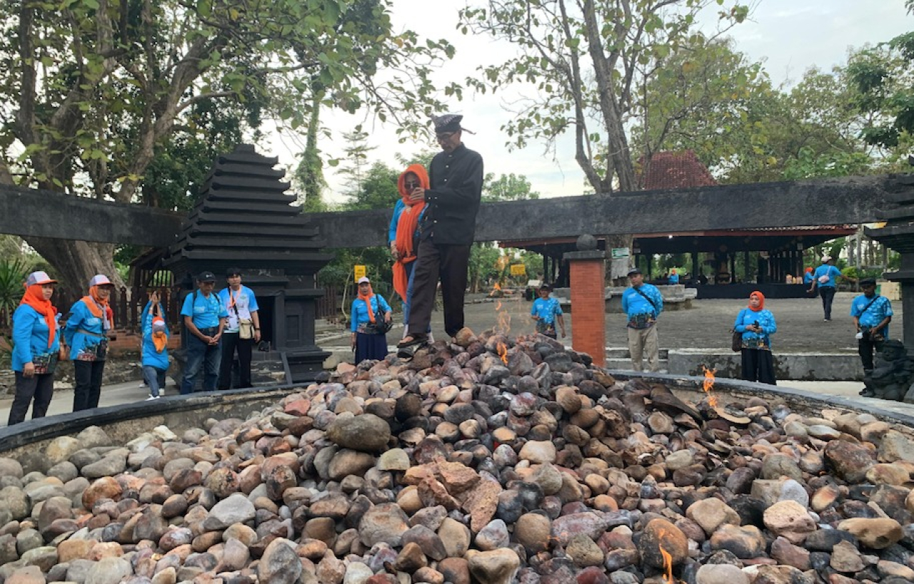 Kayangan Api, sumber api abadi di Desa Sendangharjo, Kecamatan Ngasem. Konon, api ini telah menyala sejak masa Majapahit