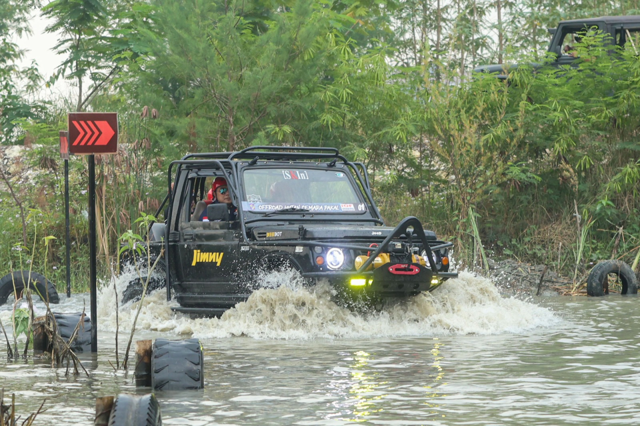Offroad Hutan Cemara di kawasan Taman Hutan Raya (Tahura) Pakal merupakan destinasi wisata alternatif yang memacu adrenalin