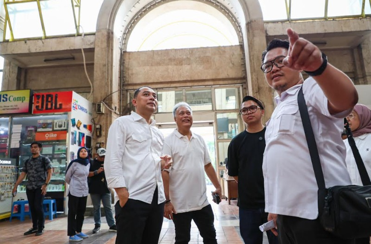 Wali Kota Surabaya Eri Cahyadi saat melakukan inspeksi mendadak (sidak) di eks Hi-Tech Mall, Rabu (25/6/2025).