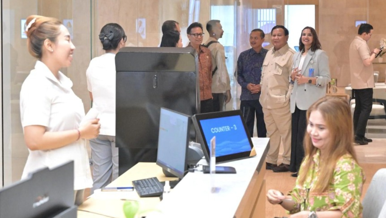 Presiden Republik Indonesia Prabowo Subianto meninjau fasilitas Ngoerah Sun Wellness and Aesthetic Center (NSWAC), di Rumah Sakit Umum Pusat (RSUP) Prof. dr. I.G.N.G Ngoerah, Kota Denpasar, pada Rabu, 25 Juni 2025. Foto: BPMI Setpres/Kris