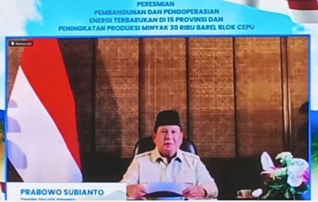 Presiden RI Prabowo Subianto melalui konferensi video memberikan pidato dalam acara peresmian pengoperasian dan pembangunan sejumlah pembangkit listrik tenaga panas bumi (PLTP) dan pembangkit listrik tenaga surya (PLTS) yang tersebar di 15 provinsi, di PL