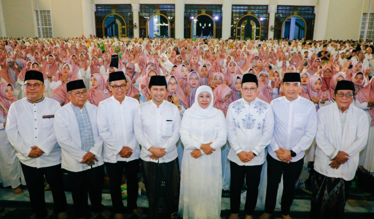 Ribuan jamaah memadati ruang utama masjid pada Gema dzikir dan lantunan sholawat menggema dari Masjid Nasional Al-Akbar Surabaya, Kamis (26/6) malam.