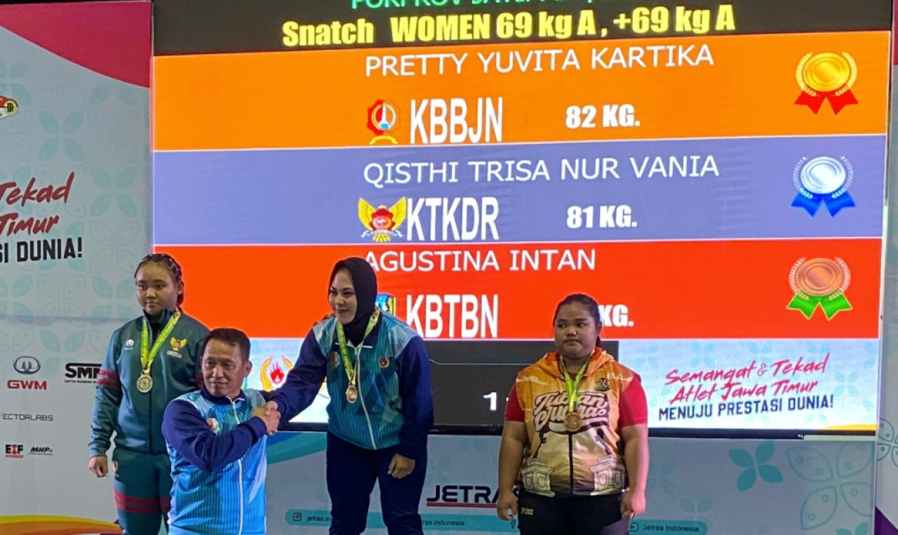 lifter putri dari Bojonegoro, Pretty Yuvita Kartika Sari mempersembahkan medali emas pertama bagi daerahnya dalam cabang olahraga angkat besi di ajang Pekan Olahraga Provinsi (Porprov) IX Jawa Timur 2025.