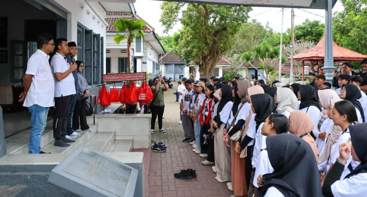 Sejumlah 100 ketua OSIS dari SMA/SMK se-Jawa Timur menapaki jejak historis Bung Karno dalam Tur Literasi bertajuk "Soekarno dan Surabaya" di Istana Gebang, Blitar, Minggu (29/6/2025)
