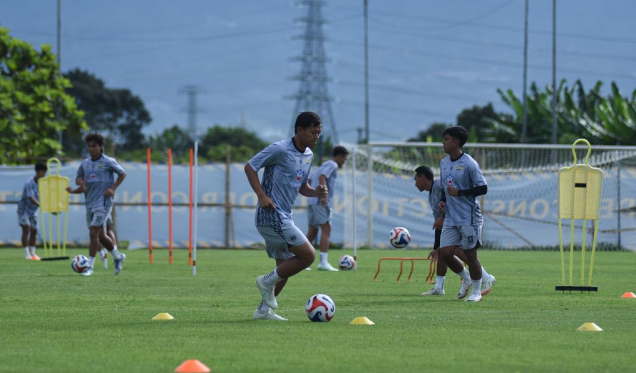 Pemain PERSIB berlatih di Lapangan Pendamping Stadion Gelora Bandung Lautan Api. (PERSIB.co.id/Sutanto Nurhadi Permana)