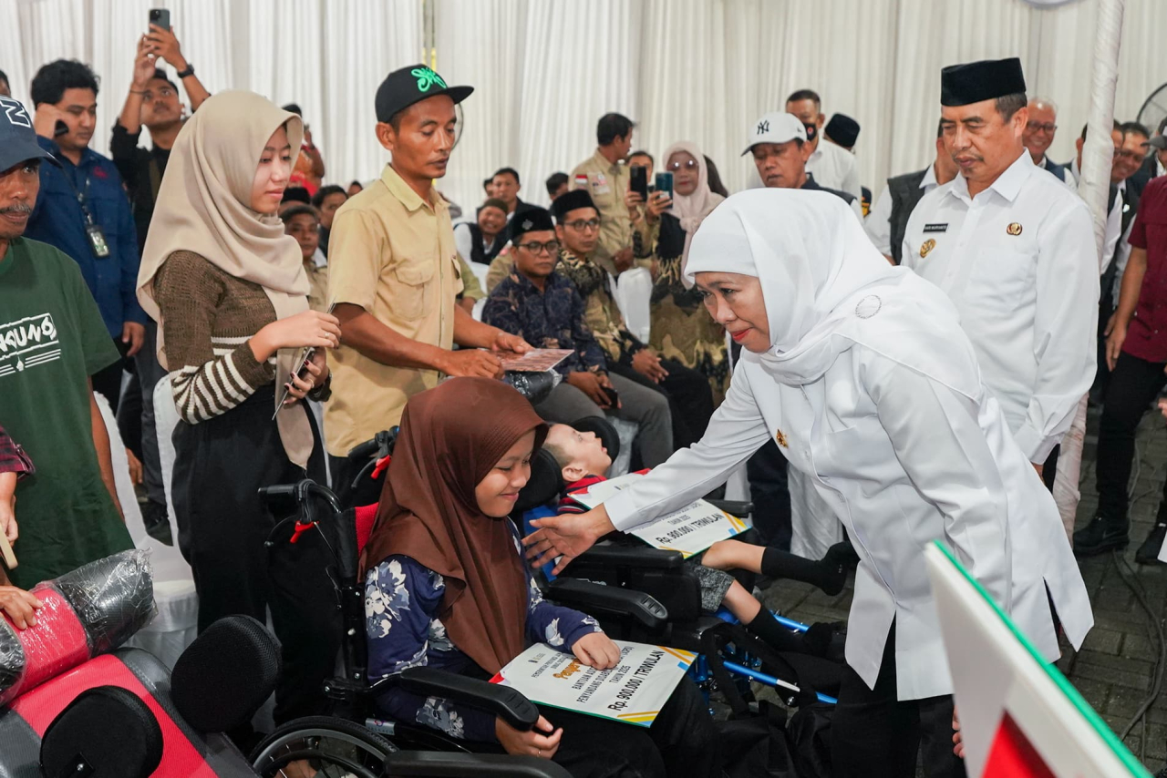 Gubernur Jawa Timur Khofifah Indar Parawansa menyalurkan berbagai bantuan sosial senilai Rp5,935 miliar kepada masyarakat Kabupaten Madiun, Minggu (6/7).