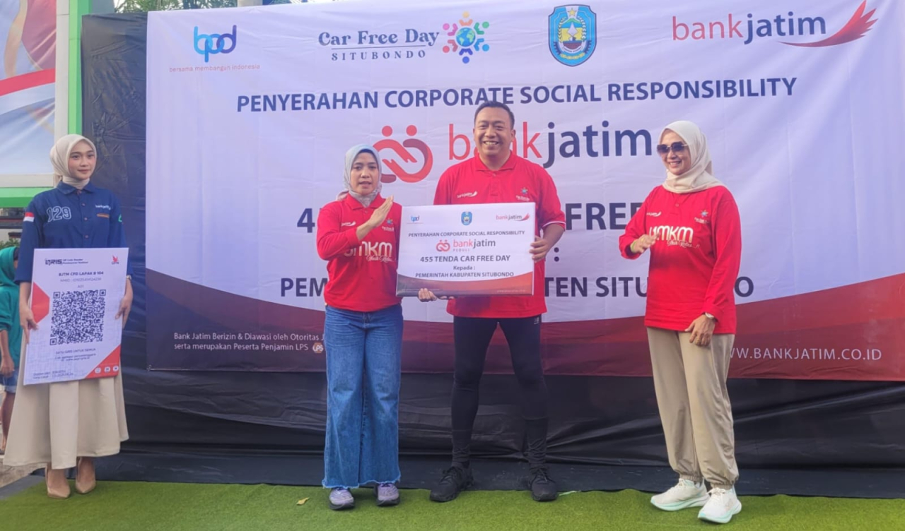 Dukung Pertumbuhan Ekonomi Situbondo, Bank Jatim Serahkan CSR 455 Unit Tenda Portabel untuk UMKM
