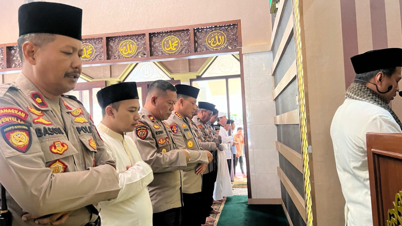 Polresta Banyuwangi gelar Sholat Ghaib sebagai bentuk doa dan duka cita untuk korban tenggelamnya KMP Tunu Pratama Jaya. (Polresta Banyuwangi)