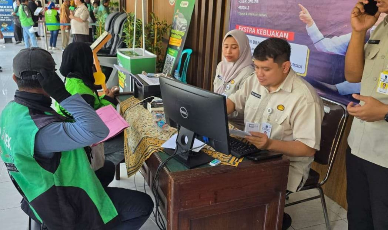 Ratusan ojol antusias bayar pajak di Samsat Manyar (Foto: Humas Jatim)