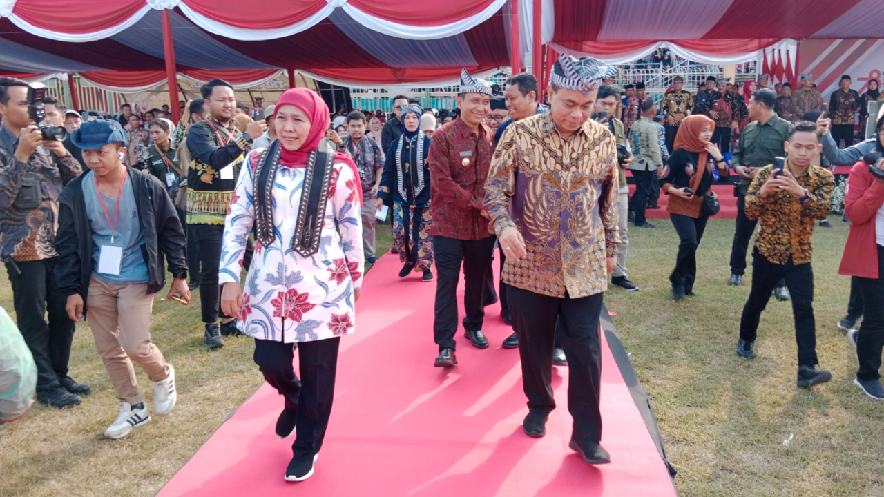 Menteri Koperasi dan UKM RI Budi Arie Setiadi, Gubernur Jawa Timur Khofifah Indar Parawansa saat menghadiri perinagatn Hari Koperasi di Bojonegoro