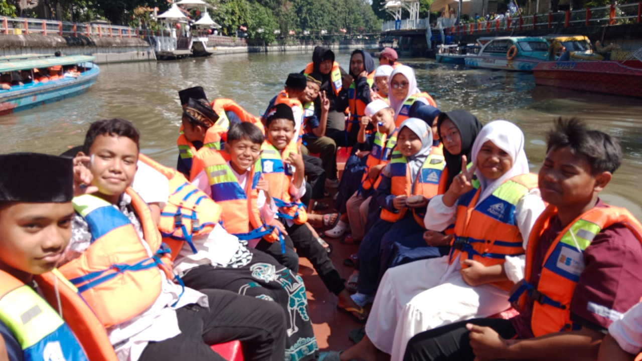 Alvin Jaya Print dan Live Board Indonesia mengajak 100 Anak yatim duafa memperingati tahun baru Islam 1 muharam 1447H