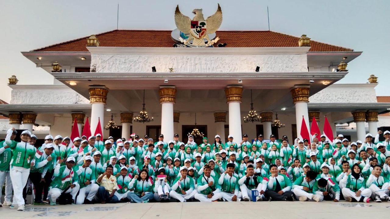 Gubernur Jawa Timur Khofifah Indar Parawansa melepas keberangkatan Kontingen Jawa Timur yang akan berlaga di Festival Olahraga Rekreasi Nasional (FORNAS) VIII/2025 di Nusa Tenggara Barat (NTB).