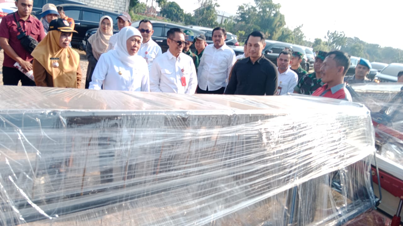 Gubernur Jawa Timur Khofifah Indar Parawansa hadir langsung di Desa Temandang, Kecamatan Merakurak, Kabupaten Tuban, guna menyerahkan bantuan alsintan