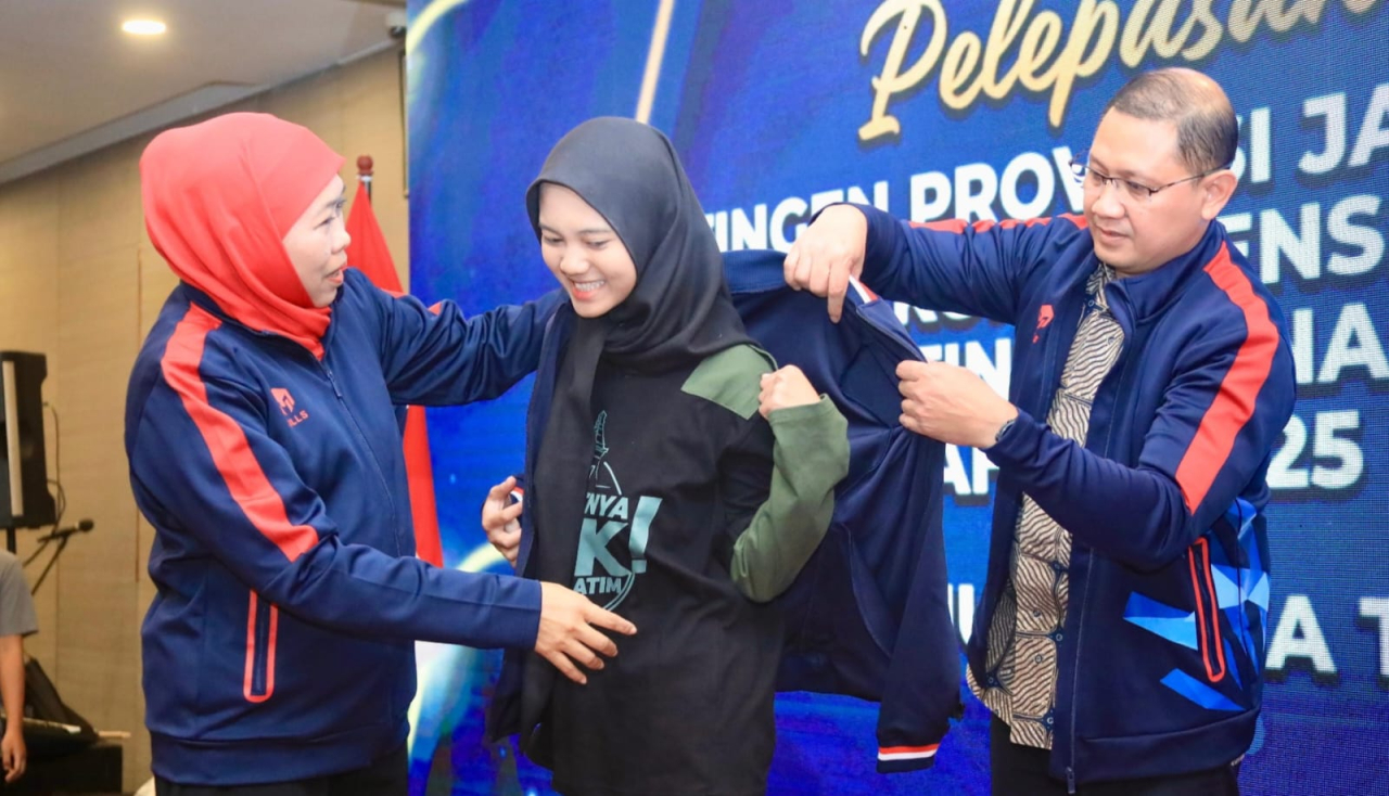 Gubernur Jawa Timur, Khofifah saat menyematkan jaket kontingen secara simbolik kepada perwakilan siswa berlaga di ajang Lomba Kompetensi Siswa (LKS) Pendidikan Menengah Tingkat Nasional 2025.