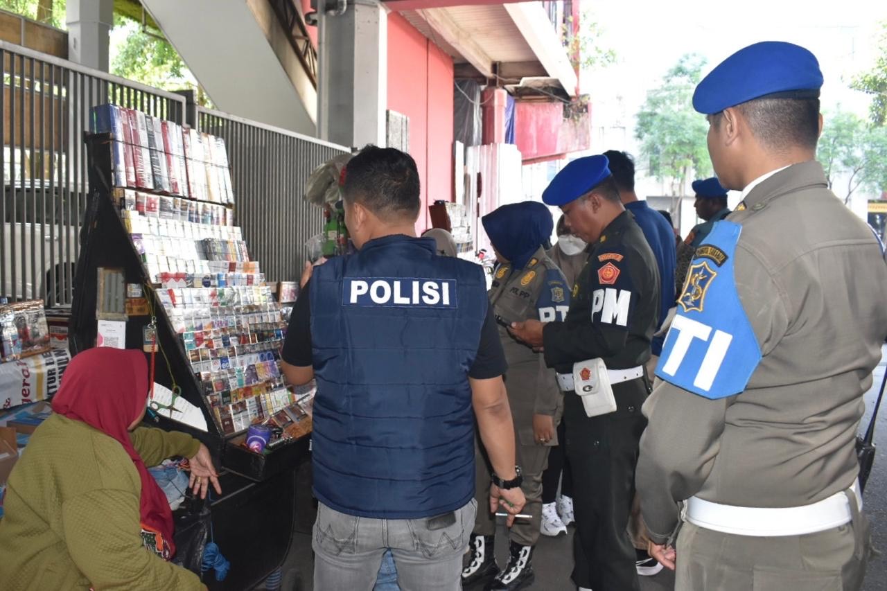 Pemerintah Kota Surabaya bersama Bea Cukai Sidoarjo kembali menggencarkan upaya pemberantasan rokok ilegal.