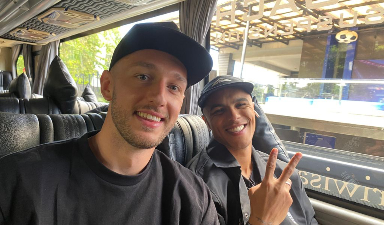 Pemain PERSIB meninggalkan Graha PERSIB menuju Bandara Soekarno Hatta Tangerang untuk selanjutnya terbang ke Bangkok, Thailand, Kamis, 17 Juli 2025. (PERSIB.co.id/Rivan Mandala)