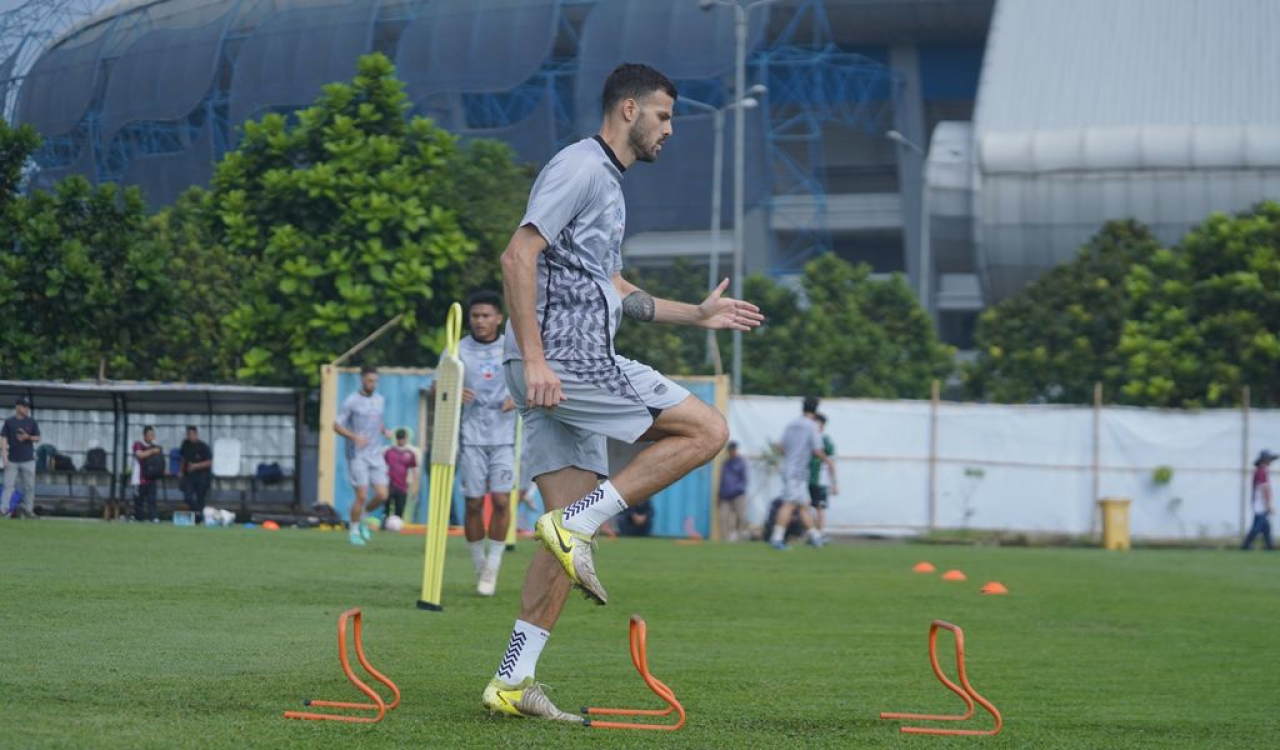 Bek anyar PERSIB, Patricio Matricardi berlatih di Lapangan Pendamping Stadion Gelora Bandung Lautan Api, Jumat, 4 Juli 2025. (PERSIB.co.id/Barly Isham)