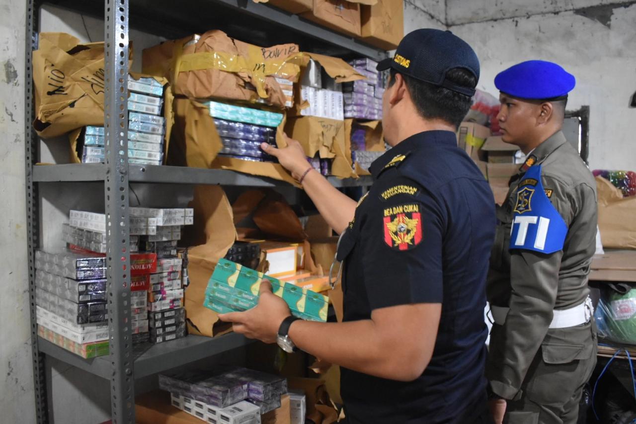 Operasi Gabungan Satpol PP dan Bea Cukai Sita Setengah Juta Batang Rokok Ilegal di Surabaya