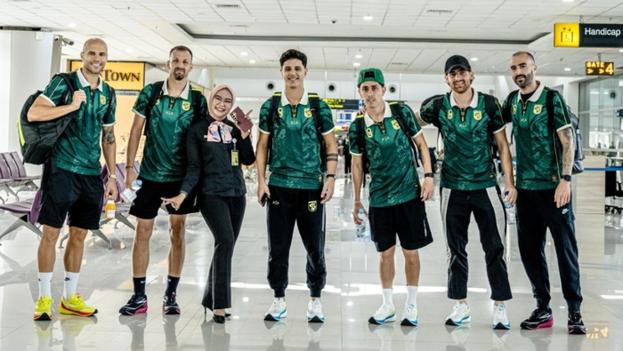 Seluruh pemain dan jajaran pelatih Persebaya Surabaya bertolak ke Perth, Australia, Minggu pagi (6/7/2025)