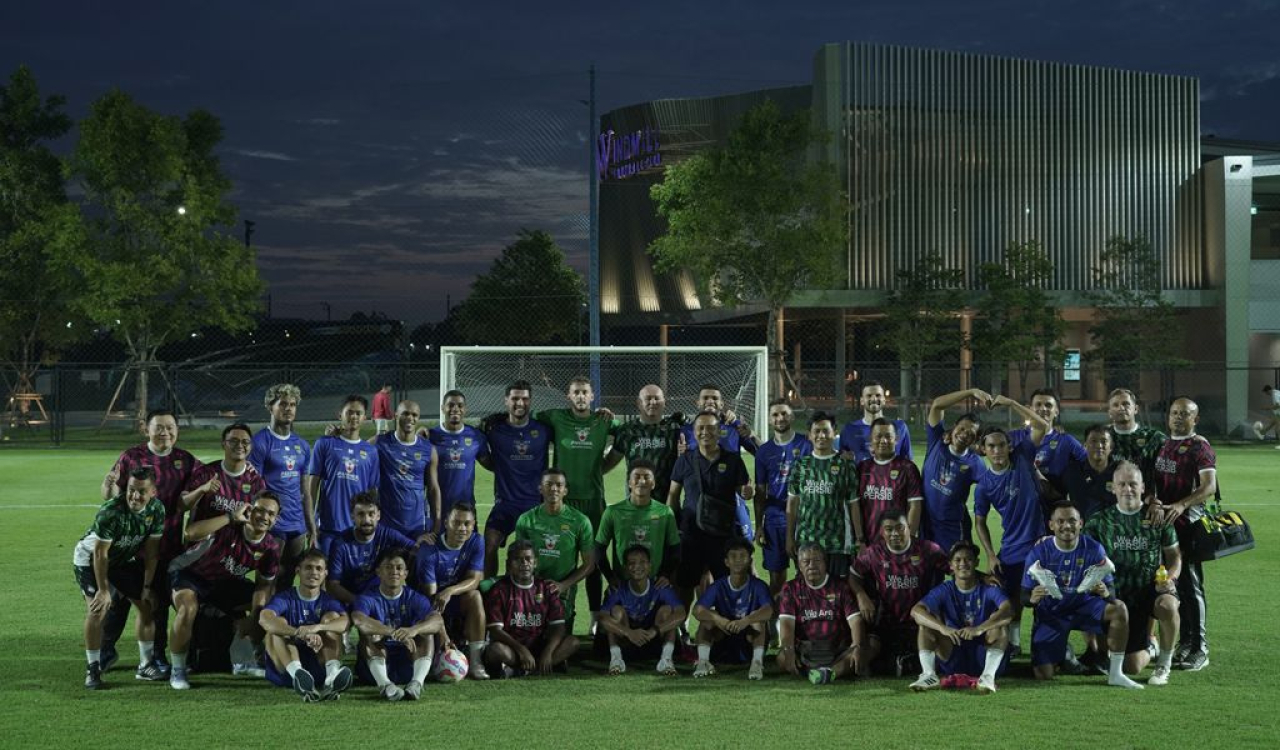 Seluruh anggota skuad PERSIB berfoto bersama pada sesi latihan terakhir di Thailand, Sabtu, 26 Juli 2025. (PERSIB.co.id/Barly Isham)