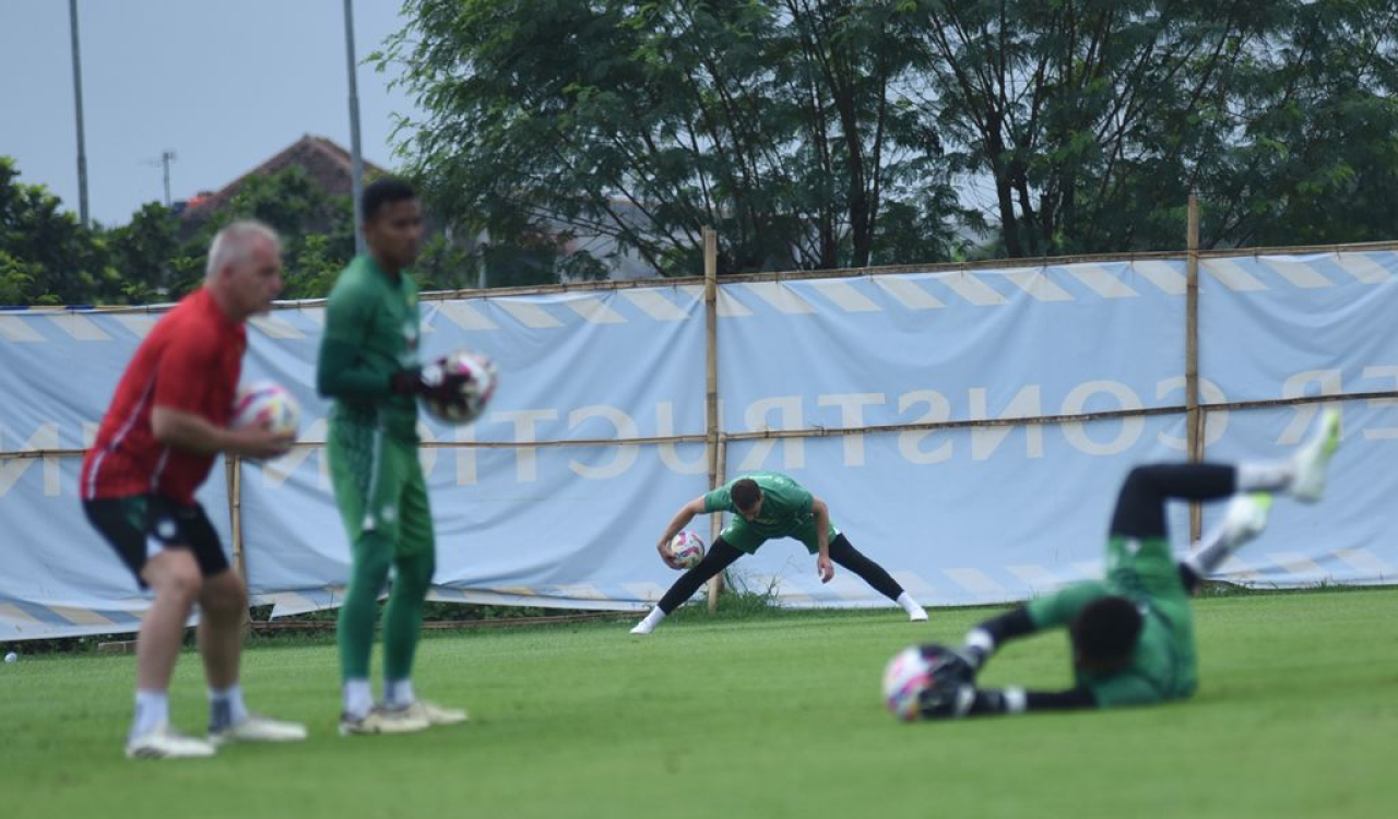 Przybek Awali Langkah di Persib, Latihan Perdana Disambut Antusias Rekan Setim