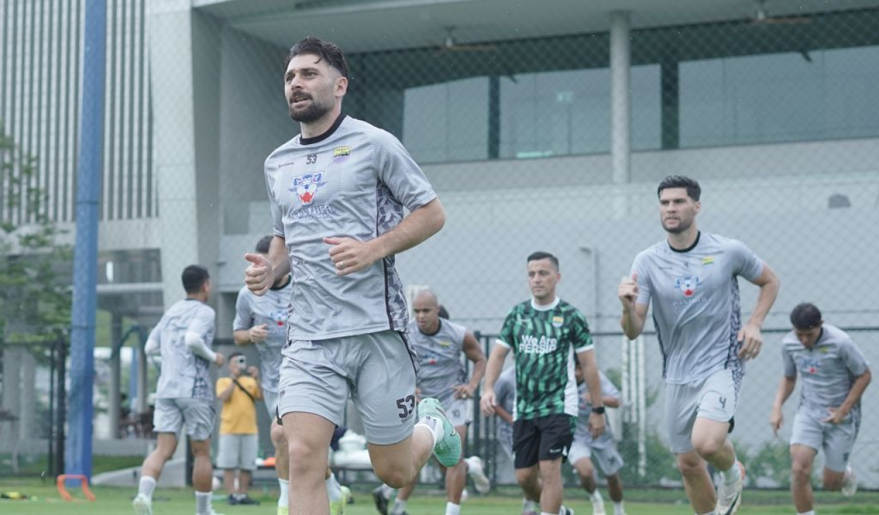 Dua bek PERSIB, Frans Putros (53) dan Julio Cesar (4) berlatih di Thailand. (PERSIB.co.id/Barly Isham