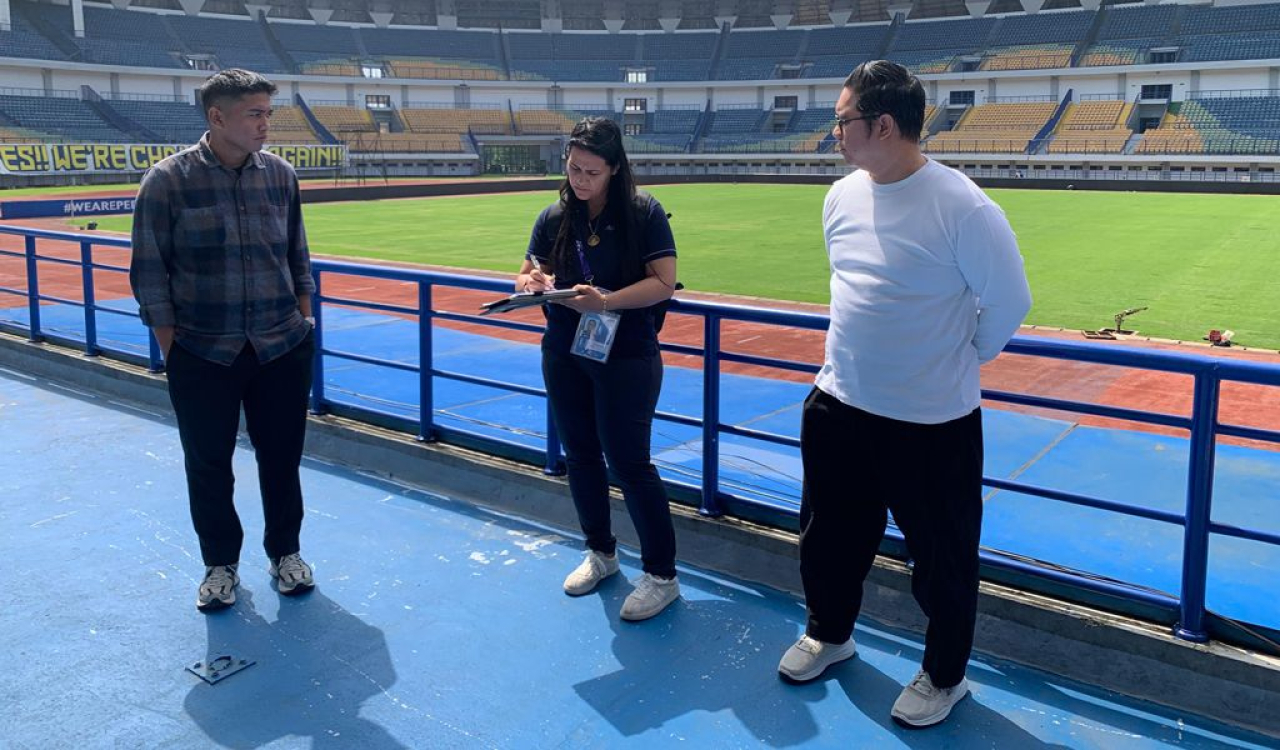 Utusan Konfederasi Sepakbola Asia, AFC, meninjau Stadion Gelora Bandung Lautan Api yang menjadi calon venue pertandingan kandang PERSIB di kompetisi Asia musim 2025/26 pada Kamis, 3 Juli 2025. (PERSIB.co.id/M. Jatnika Sadili)