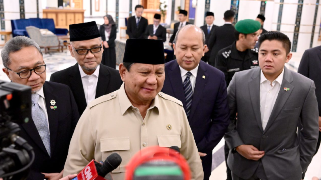 Presiden Prabowo Subianto memberikan keterangan kepada awak media usai melaksanakan pertemuan bilateral dengan Putra Mahkota sekaligus Perdana Menteri Arab Saudi, Pangeran Mohammed bin Salman bin Abdulaziz Al Saud (MBS) di Jeddah, pada Kamis, 3 Juli 2025.