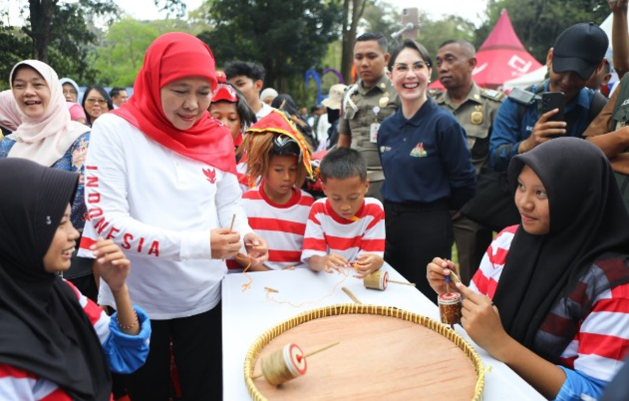 Gubernur Jawa Timur, Khofifah bersama Menteri Pemberdayaan Perempuan dan Perlindungan Anak RI, Arifatul Choiri Fauzi dan Ketua Tim Penggerak PKK Provinsi Jawa Timur, Arumi Bachsin Dardak Puncak Peringatan Hari Anak Nasional