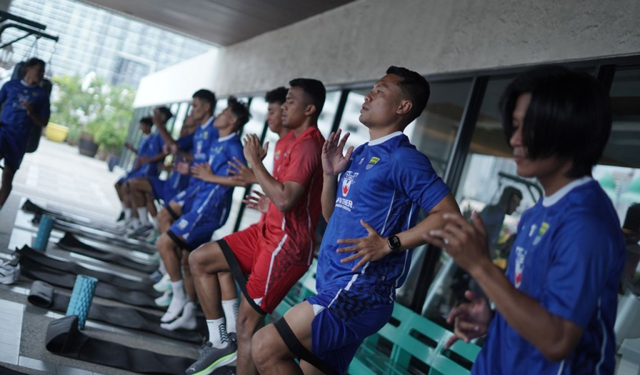 Para pemain PERSIB berlatih di pusat kebugaran pada sesi latihan perdana di Thailand, Jumat, 18 Juli 2025. (PERSIB.co.id/Barly Isham)