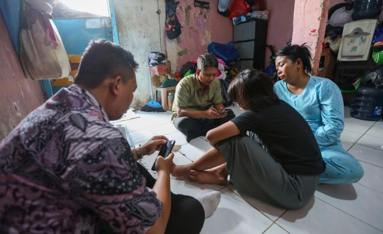 tim dari Dinas Pemberdayaan Perempuan dan Perlindungan Anak serta Pengendalian Penduduk dan Keluarga Berencana (DP3A-PPKB) Kota Surabaya mendatangi kediaman anak yang terjaring razia jam malam
