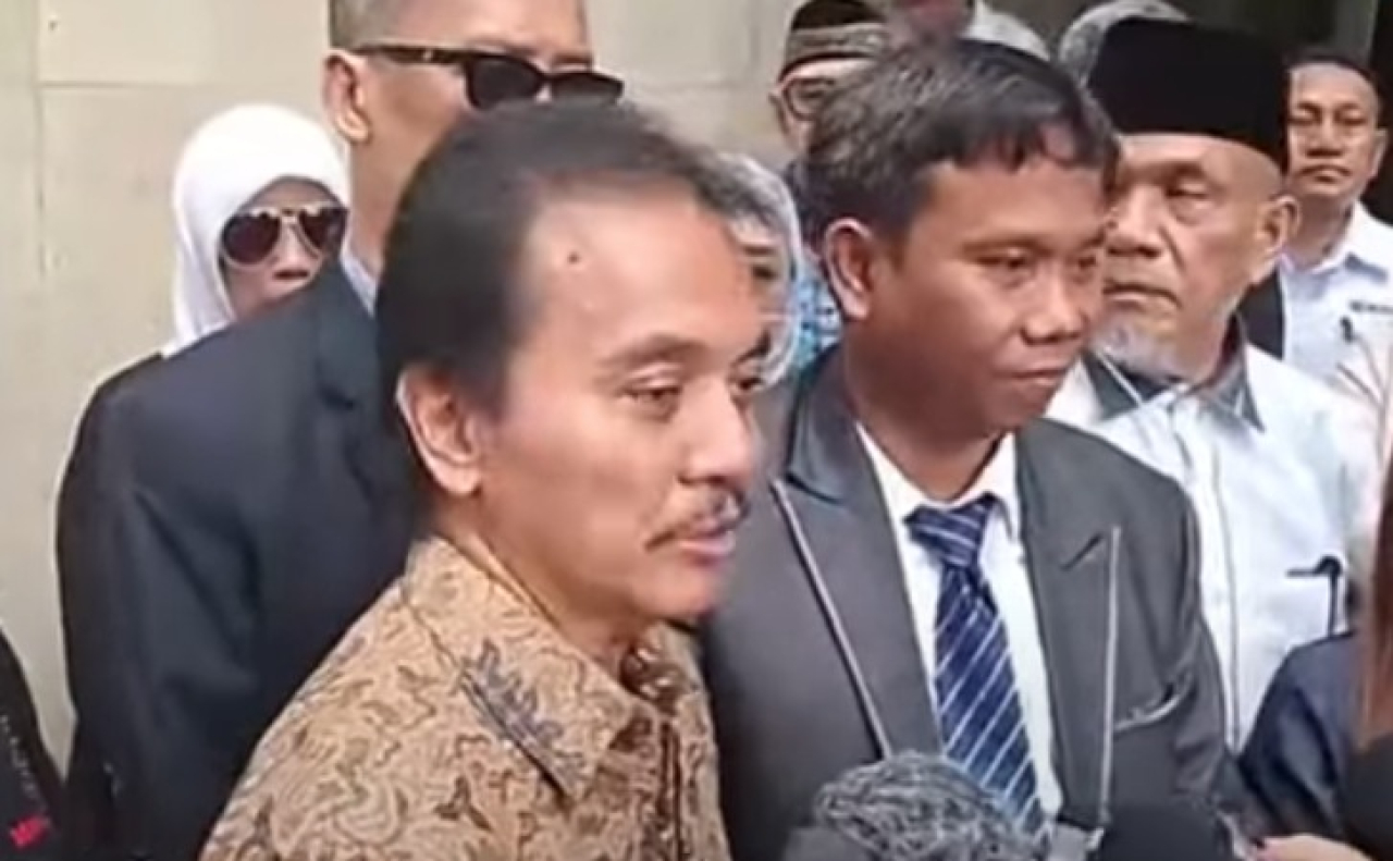 Roy Suryo, memenuhi panggilan penyelidik di Polda Metro Jaya, Senin (7/7/2025), untuk dimintai keterangan terkait laporan atas dugaan penyebaran informasi palsu dalam kasus ijazah Presiden Joko Widodo