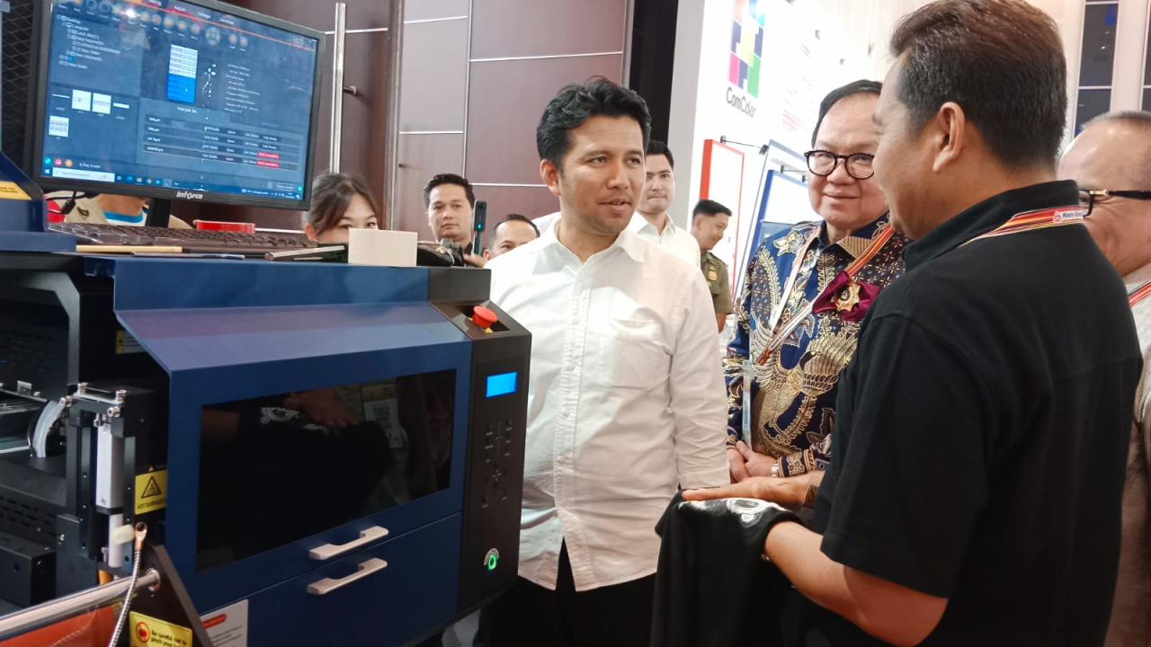 Wakil Gubernur Jawa Timur Emil Elestianto Dardak bersama CEO Krista Exhibitions Daud D. Salim  saat meninjau Surabaya Printing Expo (SPE) 2025, Rabu (9/7), di Grand City Convex