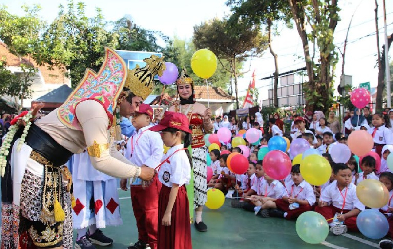 Pemerintah Kota Surabaya kembali menegaskan komitmennya terhadap pendidikan yang ramah anak melalui pelaksanaan Masa Pengenalan Lingkungan Sekolah (MPLS) Tahun Ajaran 2025/2026