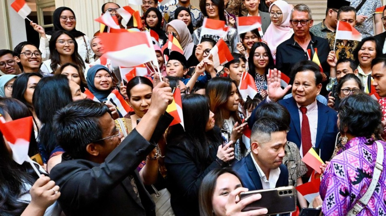 Kehadiran Presiden Republik Indonesia, Prabowo Subianto, di hotel tempatnya bermalam di Brussel, Belgia, pada Sabtu, 12 Juli 2025, disambut hangat oleh para diaspora Indonesia. Foto: BPMI Setpres/Cahyo