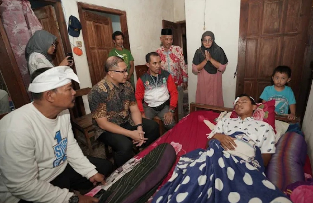 Kepala Dinas Pendidikan ( Dindik) Jawa Timur  Aries Agung Paewai saat mengunjungi keluarga korban terseret ombak saat memancing di tebing Pantai Watulepek,