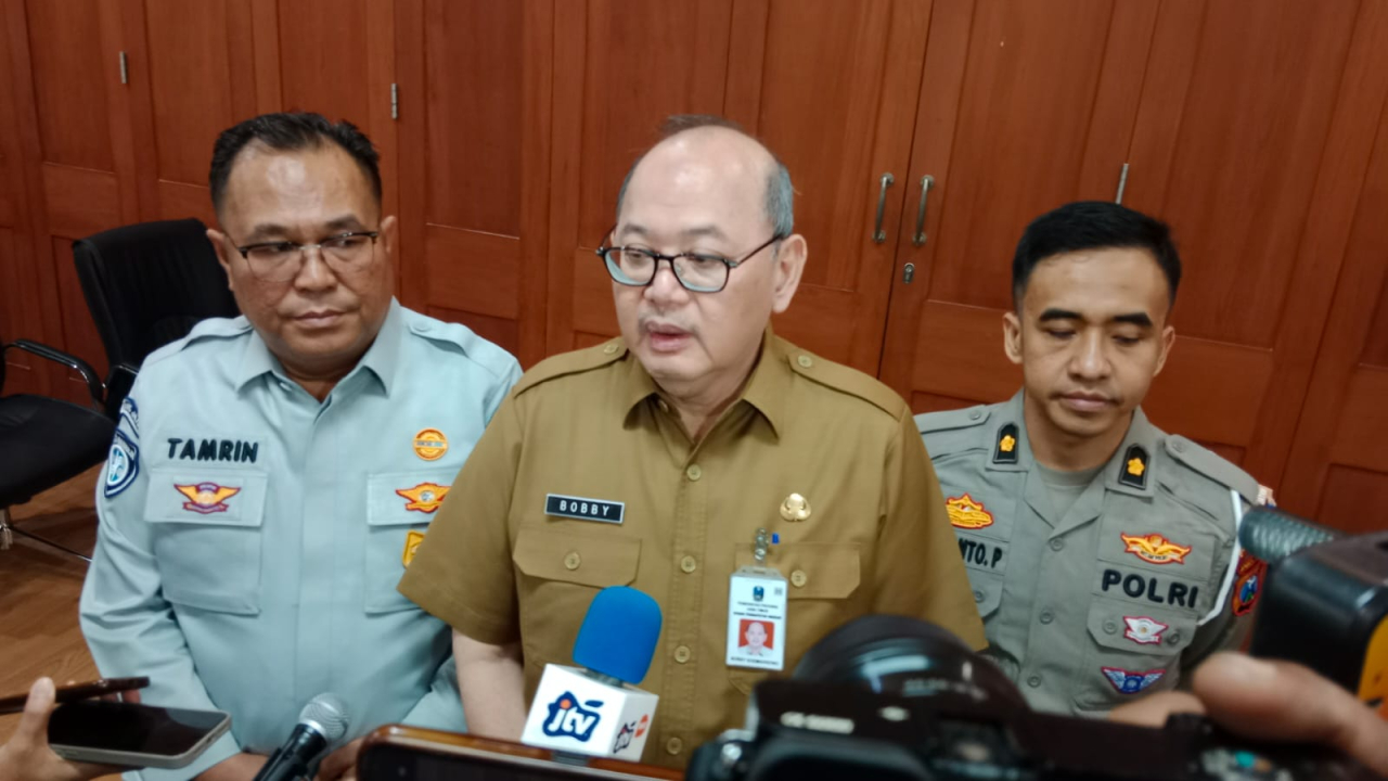 Kepala Badan Pendapatan Daerah (Bapenda) Jawa Timur, Bobby Soemiarsono saat memberikan keterangan pers terkait program pemutihan pajak kendaraan bermotor, Senin (14/7/2025), di Kantor Bapenda Jatim, Surabaya.