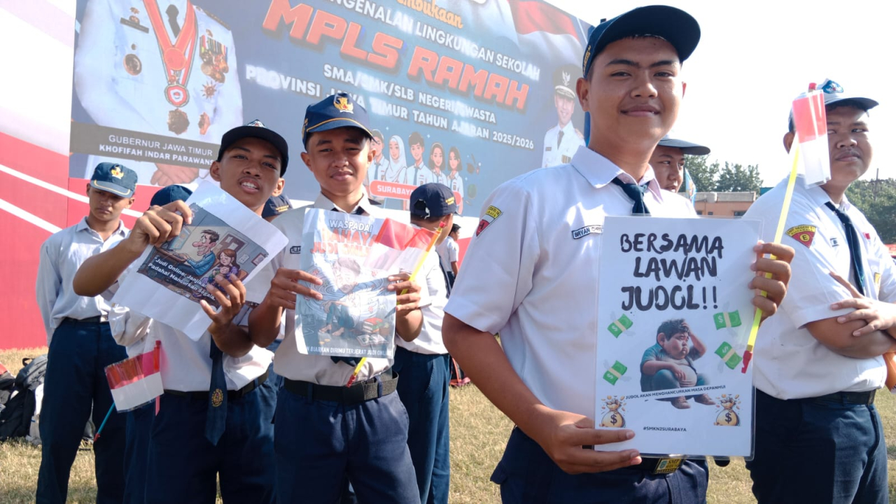 Peserta MPLS menjauhi jerat judi online, serta waspada terhadap pinjaman online ilegal dan narkoba merupakan Komitmen mereka sampaikan dalam pembukaan Masa Pengenalan Lingkungan Sekolah (MPLS) yang digelar Pemerintah Provinsi Jawa Timur, Senin (14/7/2025)