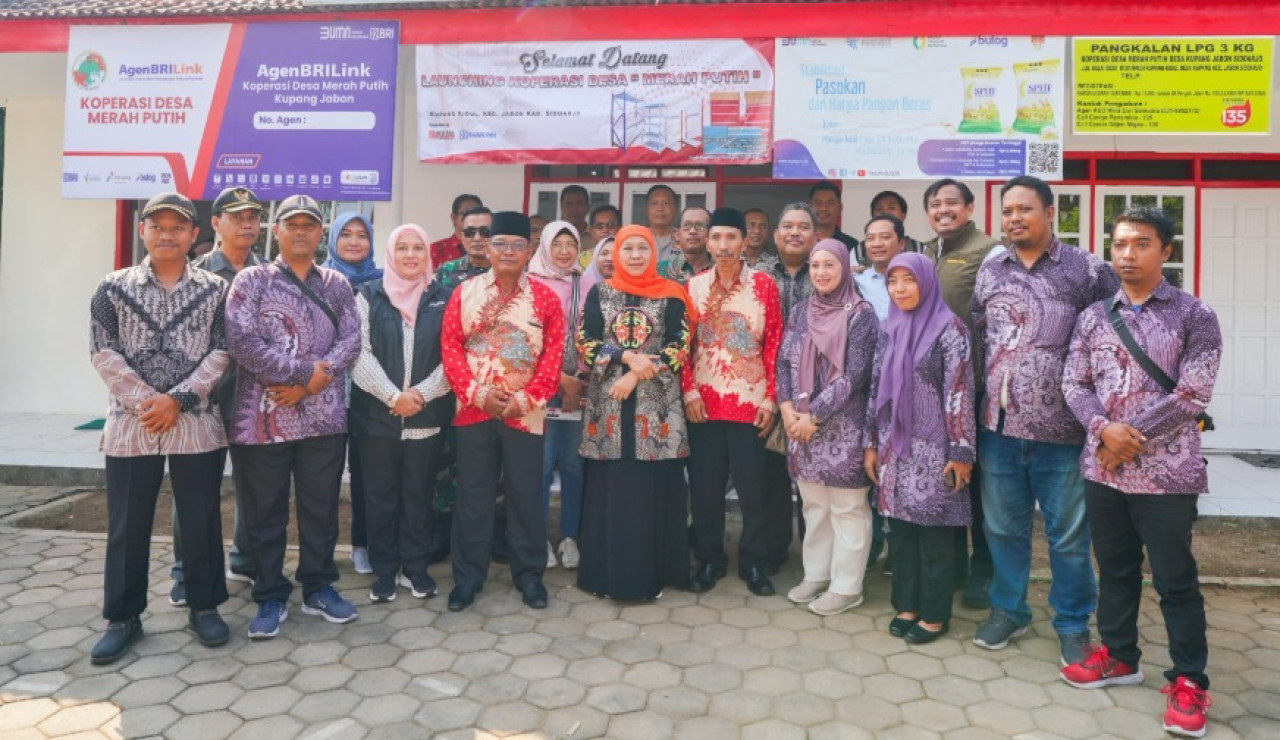 Gubernur Jawa Timur Khofifah Indar Parawansa mengunjungi Koperasi Desa Merah Putih (KDMP) Kupang Jabon di Dusun Kupang Kidul, Desa Kupang, Kecamatan Jabon, Sidoarjo